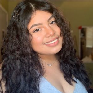 Meet your Posher, Estefani